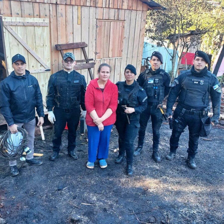 Agentes de la Policia de Misiones asistieron a una familia victima de un incendio en Obera 2 - 7