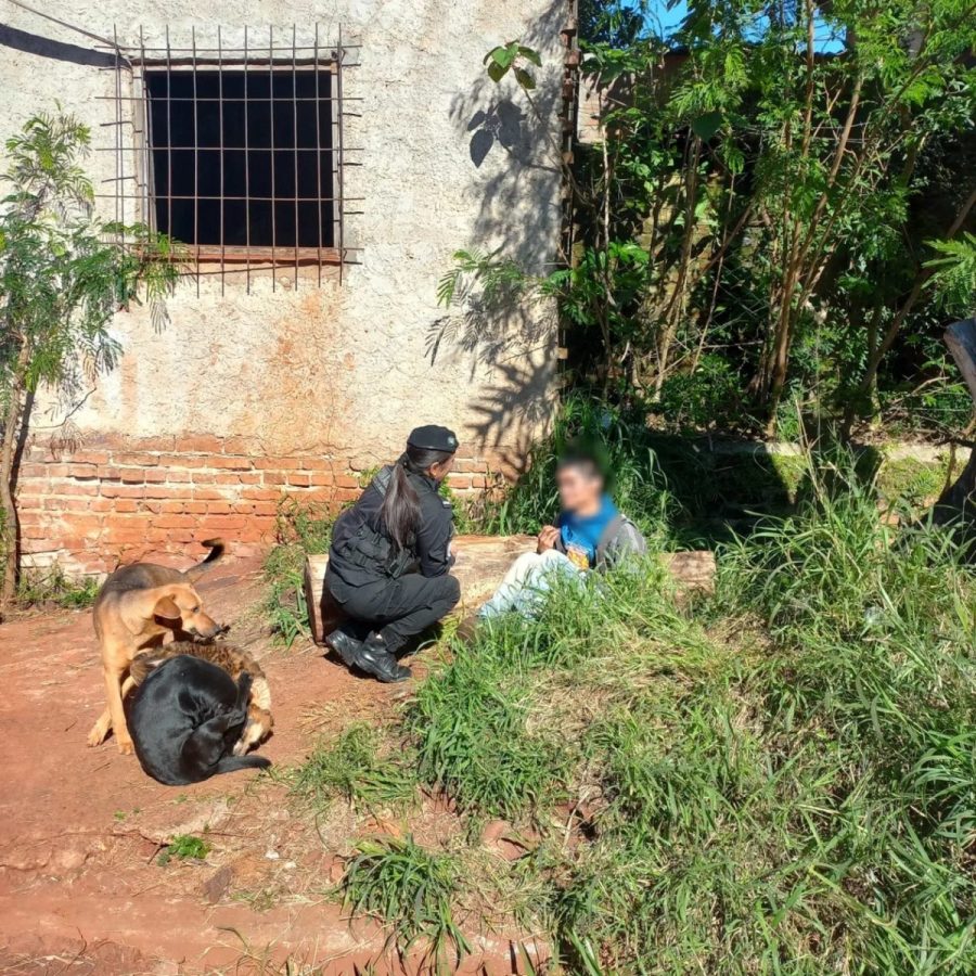 Agentes de la Policia de Misiones asistieron a una familia victima de un incendio en Obera 3 - 5