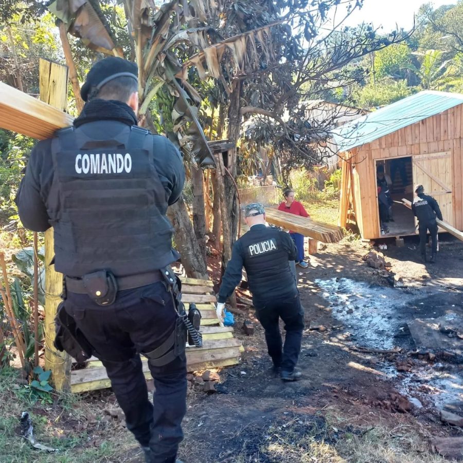 Agentes de la Policia de Misiones asistieron a una familia victima de un incendio en Obera 4 - 3