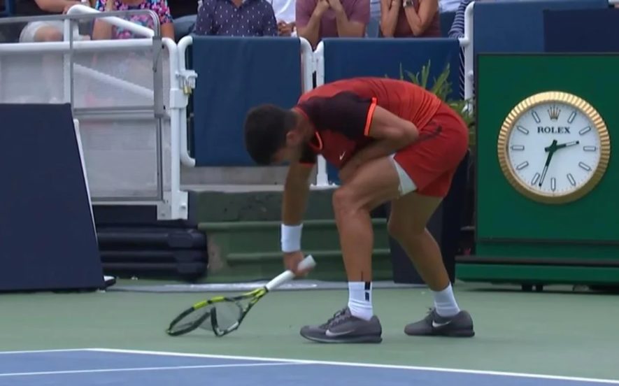Alcaraz fue eliminado del Masters 1000 de Cincinnati ante Monfils y rompió una raqueta del enojo