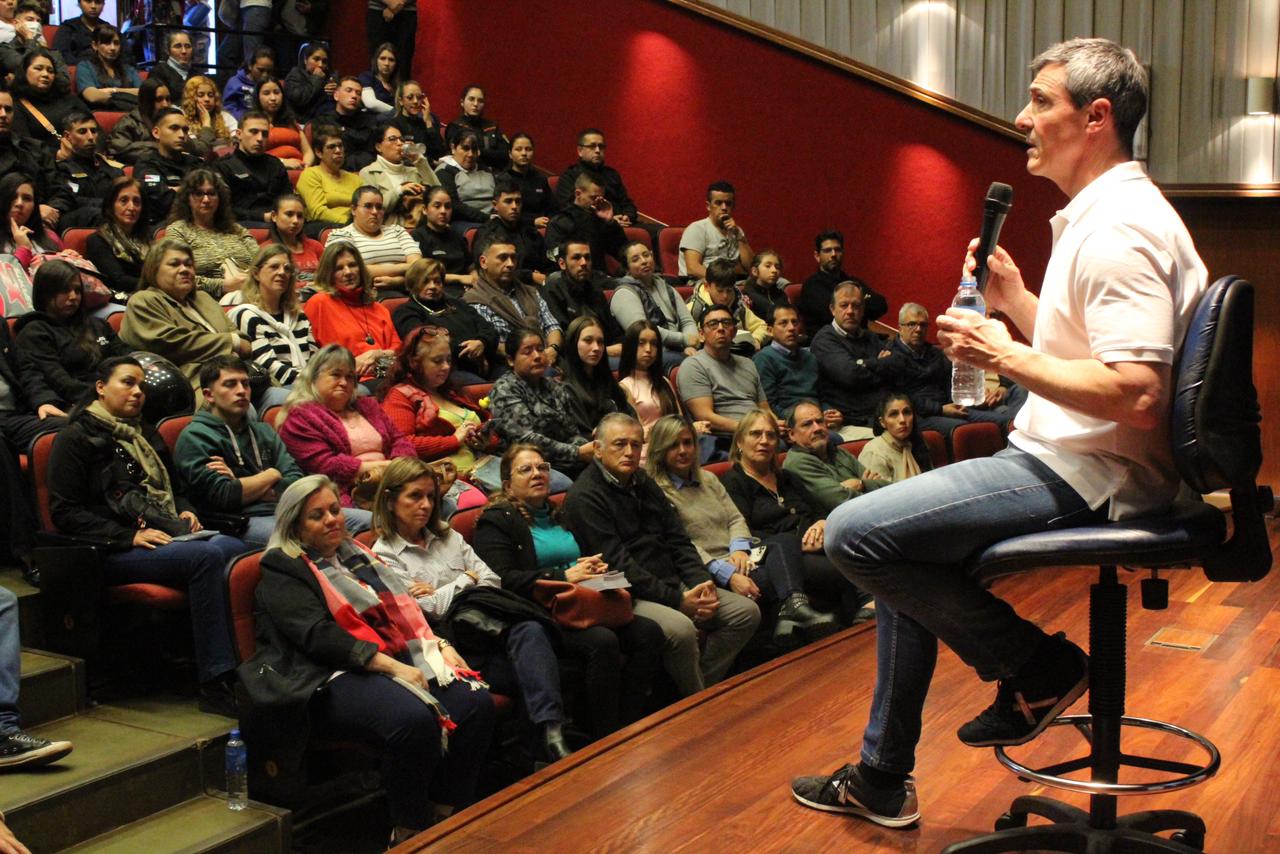 El periodista Guillermo Favale compartio su testimonio de recuperacion de las adicciones ante mas de mil personas 5 - 5