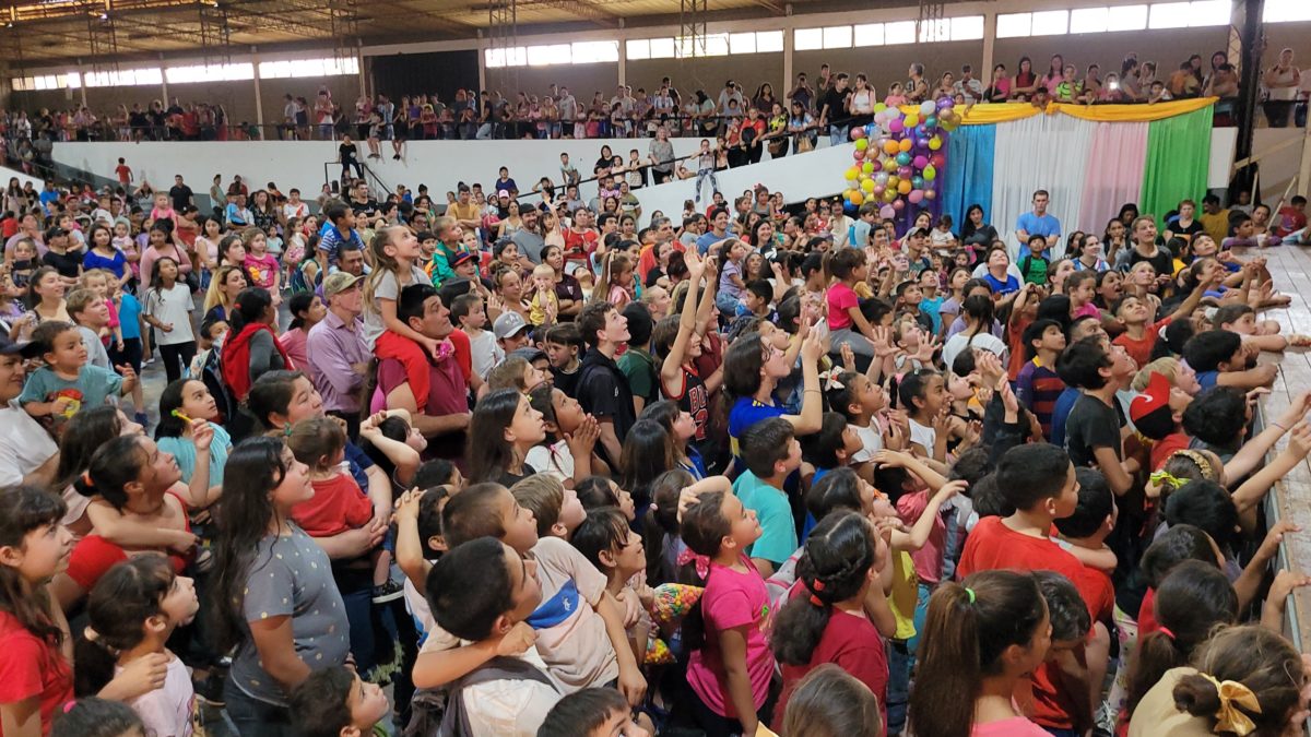 El polideportivo municipal de Campo Grande se llenó de color y alegría en la celebración por el Día del Niño