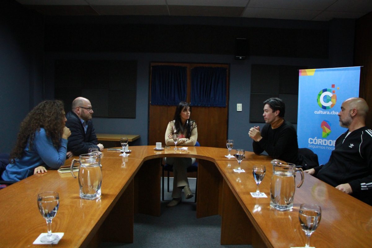 Misiones y Córdoba planifican políticas audiovisuales en conjunto Sergio Acosta, titular del Instituto de Artes Audiovisuales de Misiones (IAAviM), realizó un viaje oficial a la ciudad de Córdoba para reunirse con su par, Silvina Nano, subdirectora de Industrias Culturales de la Agencia Córdoba Cultura, organismo que tiene a su cargo el Polo Audiovisual Córdoba. La agenda de trabajo inició con la visita a “La Casona”, un Centro de Producción de Animación ubicado en la ciudad de Unquillo, que funciona como un espacio de coworking para artistas y productores de animación, y cuenta con set de filmación y sala de postproducción para las producciones cordobesas. 