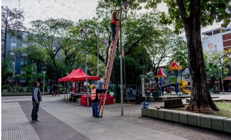 Realizaron trabajos en el alumbrado público de la plaza San Martín