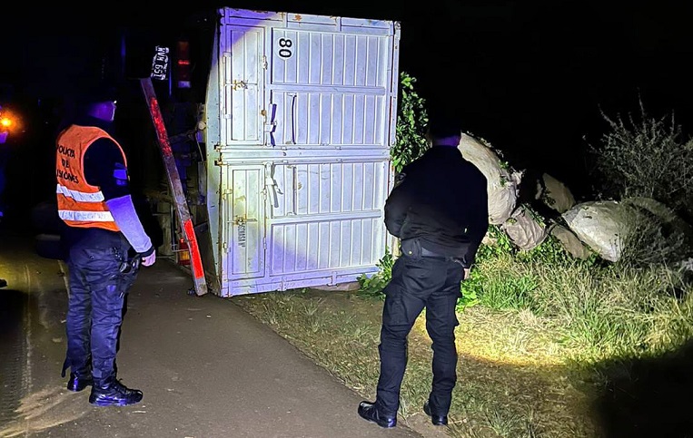 Camión que transportaba yerba mate despistó y volcó en Campo Grande