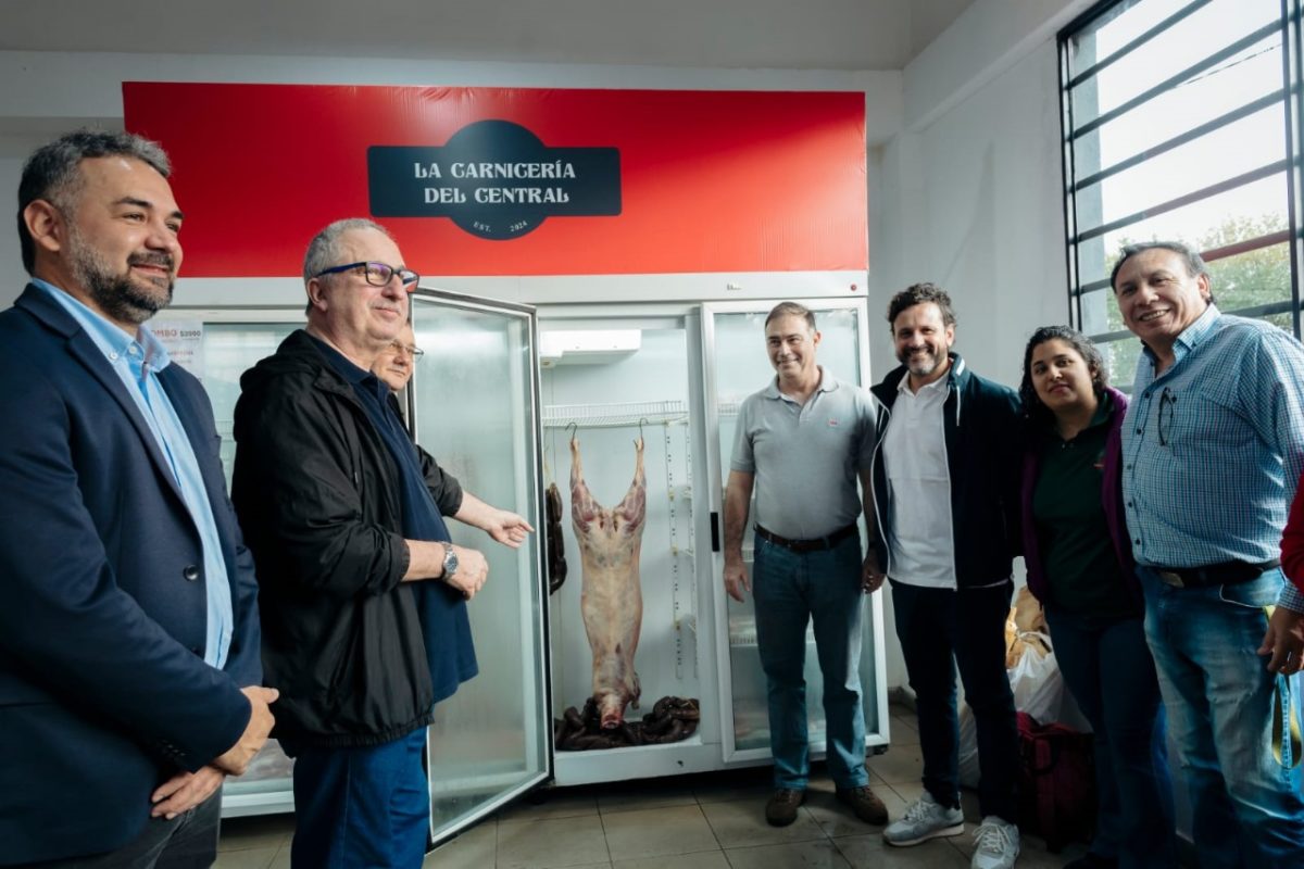 Passalacqua inauguró una nueva carnicería y entregó un tractor en el Mercado Central