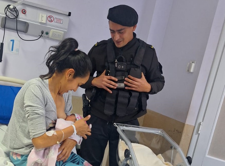 Policía ofició de partera y recibió a Josefina en una vivienda de Posadas