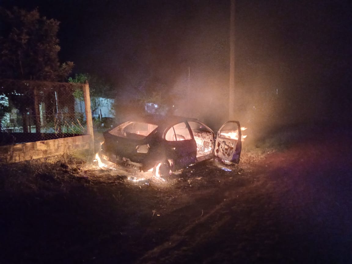 Bomberos combatieron el incendio de un auto en Santa Inés