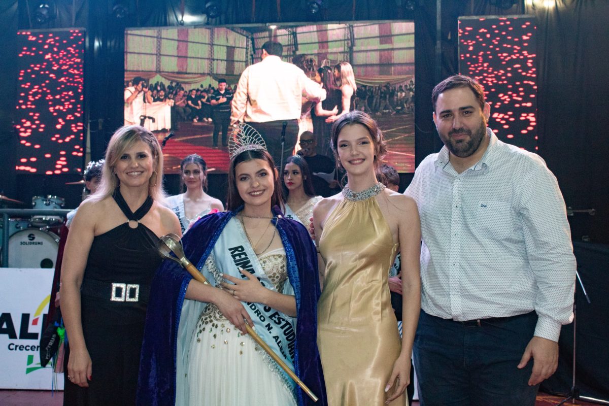 Alem celebró el cierre de la estudiantina con la elección de reyes y entrega de premios 1 2 - Alem celebro el cierre de la estudiantina con la eleccion de reyes y entrega de premios 3 - 1