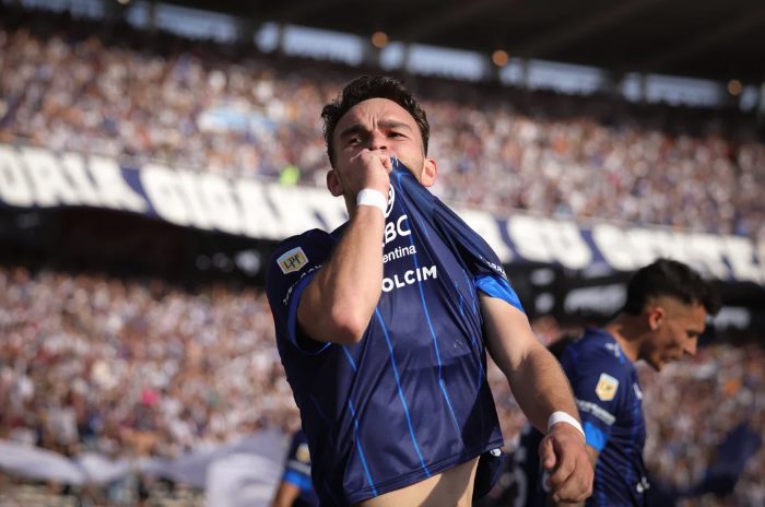 Con un jugador más, Racing perdió ante Talleres y se alejó de la cima de la Liga Profesional