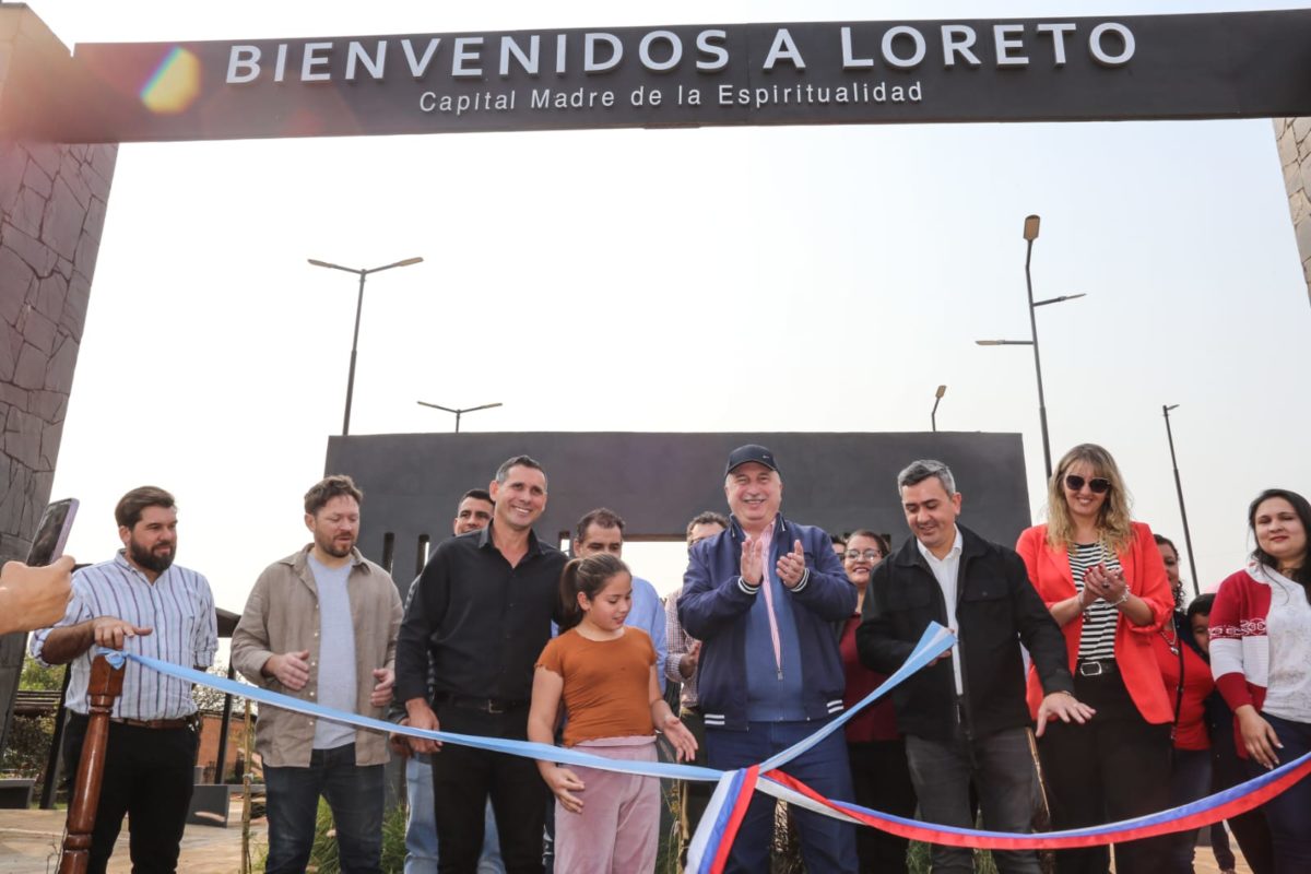 Passalacqua inauguró el portal de acceso y el Centro Cívico de Loreto