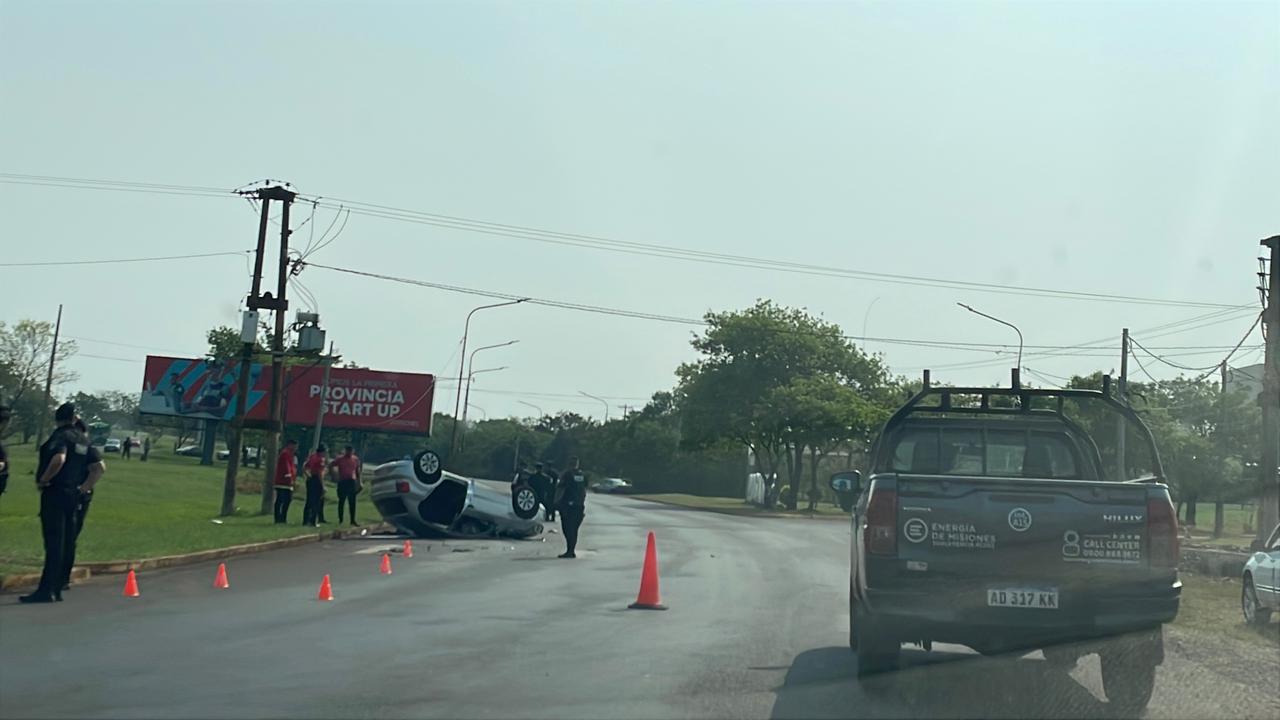 Auto terminó volcado cerca del aeropuerto de Posadas tras un choque