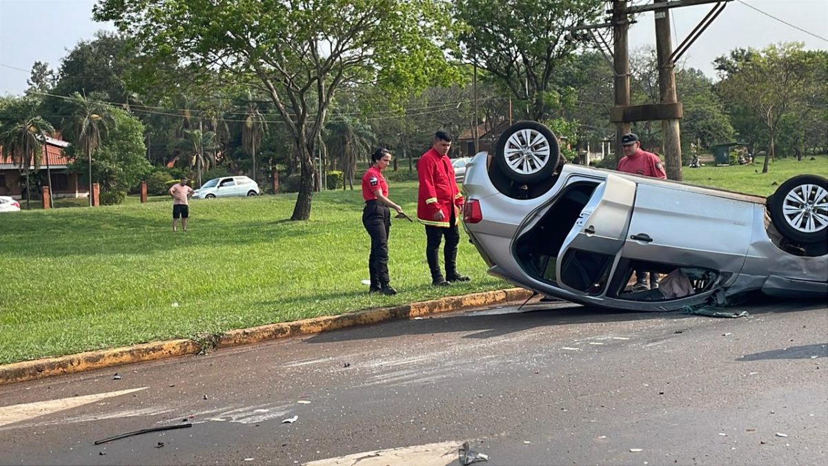 Auto terminó volcado cerca del aeropuerto de Posadas tras un choque