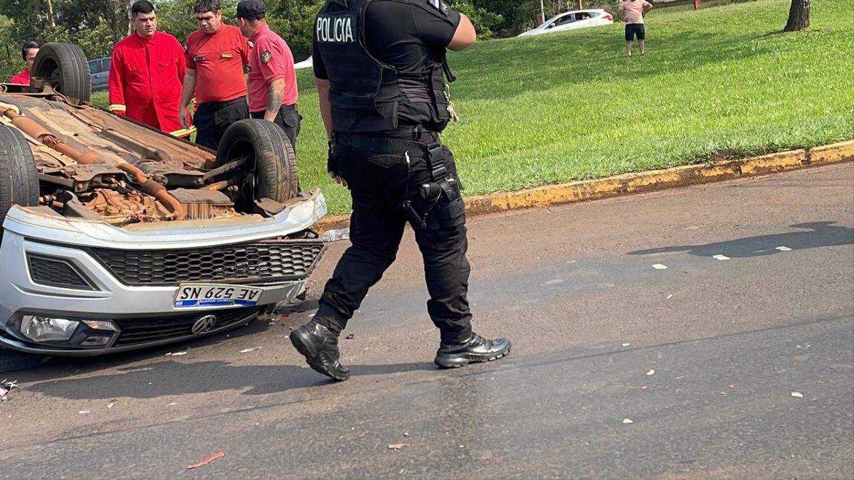 Auto terminó volcado cerca del aeropuerto de Posadas tras un choque