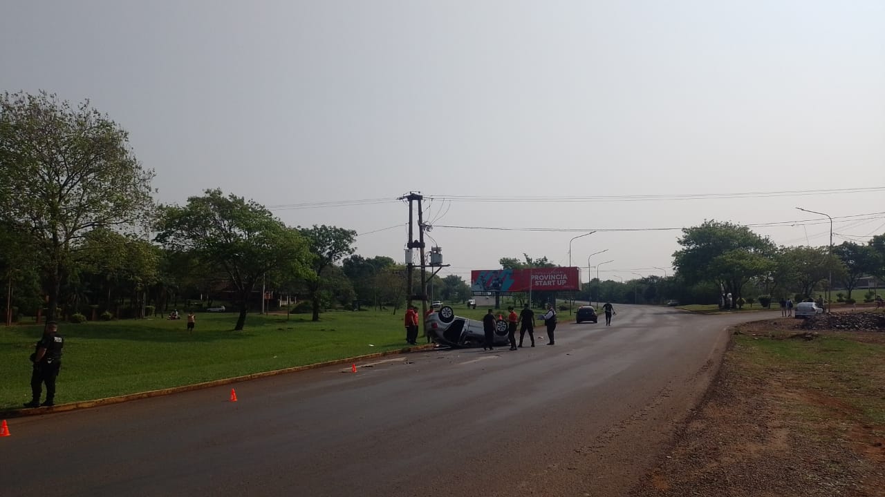 Auto terminó volcado cerca del aeropuerto de Posadas tras un choque