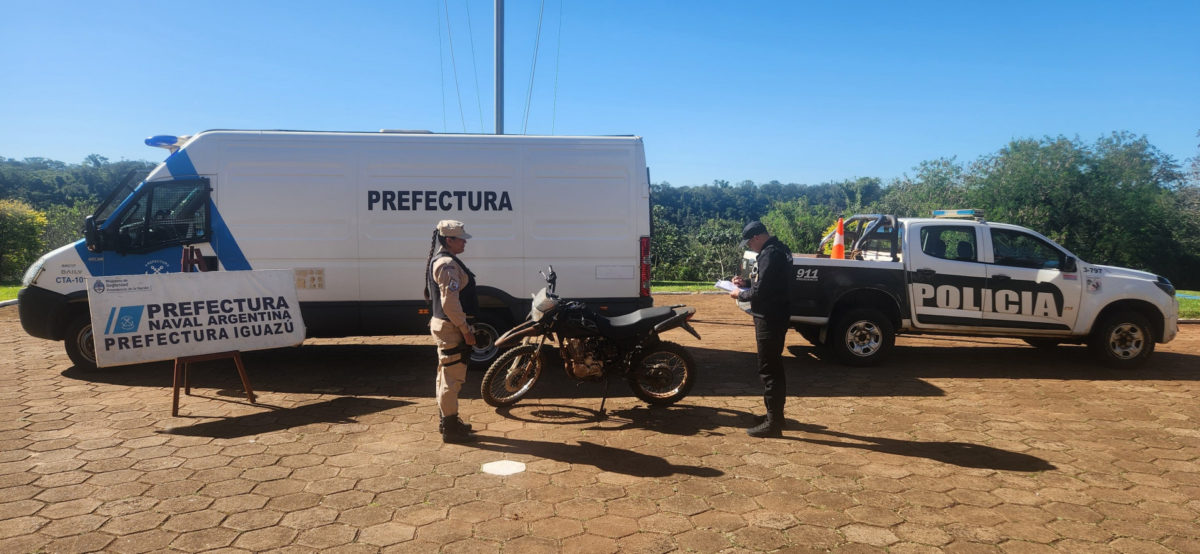 Prefectura detuvo intentos de contrabando en Misiones mas de 115 millones en cartones de cigarrillos ilegales 1 - 3