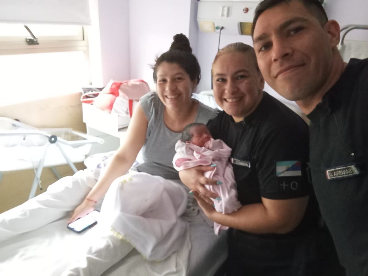 Una pareja de policías ayudó a una madre a dar a luz en su casa en Posadas