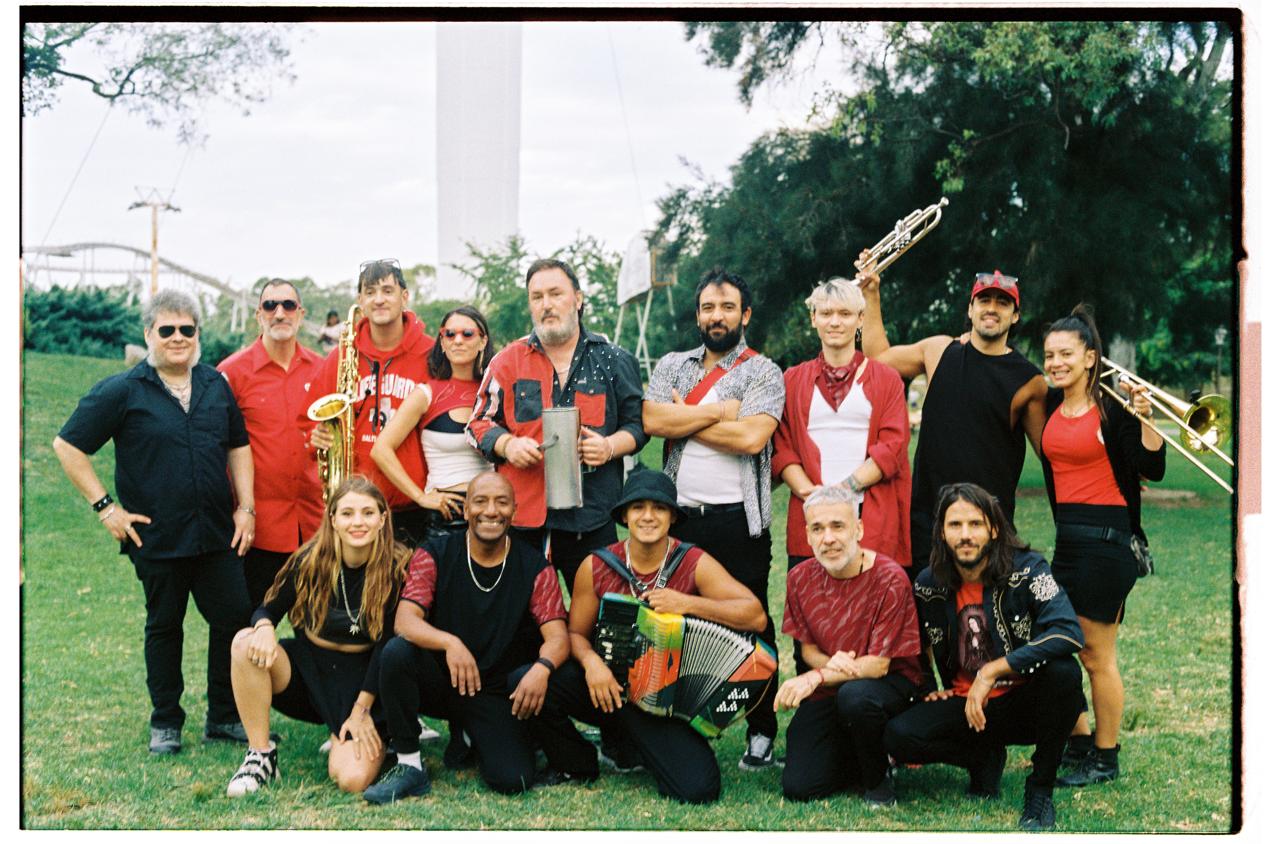 Vinilos, boleros psicodélicos y rock en “Al caer el Sol” este domingo en El Brete