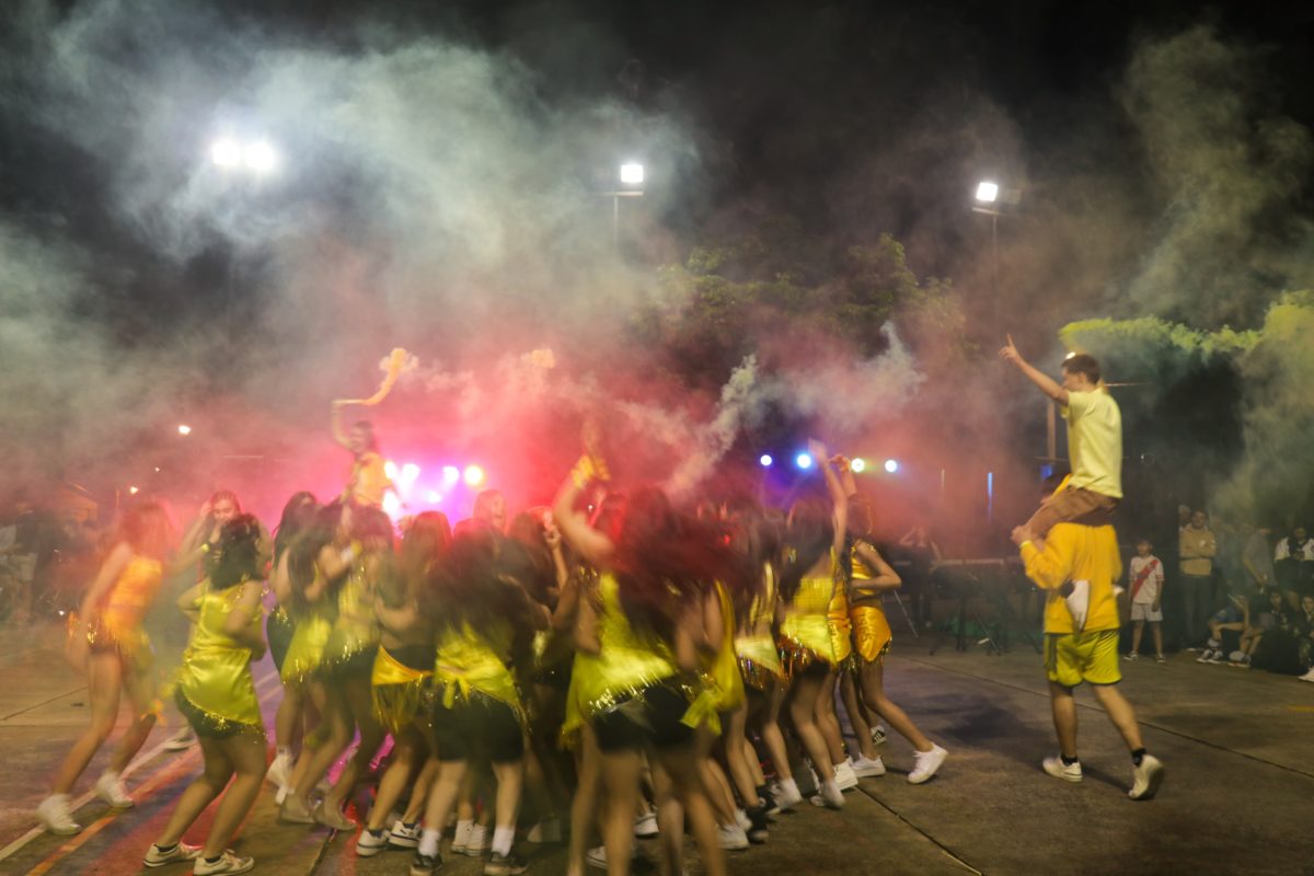 La Estudiantina arrancó en Alem a todo ritmo, colorido y baile