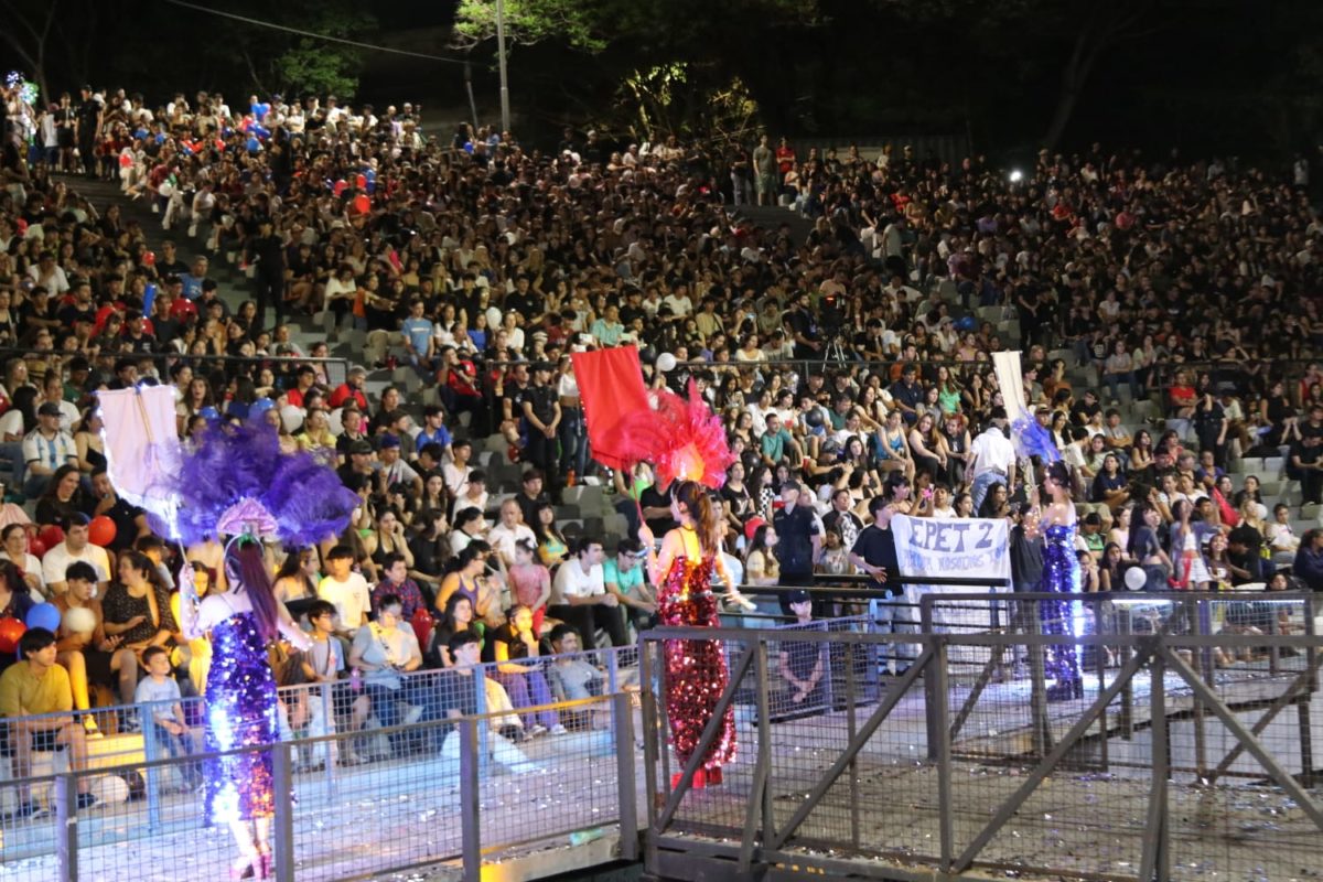 Con alegria brillo y color culmino la Estudiantina 2024 en el Anfiteatro de Posadas 1 - 1