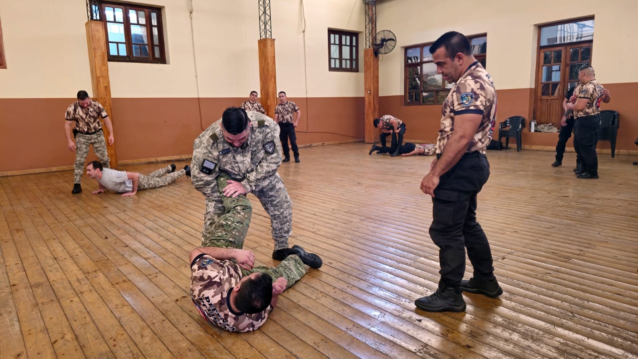 Policías misioneros se capacitaron en técnicas de defensa personal