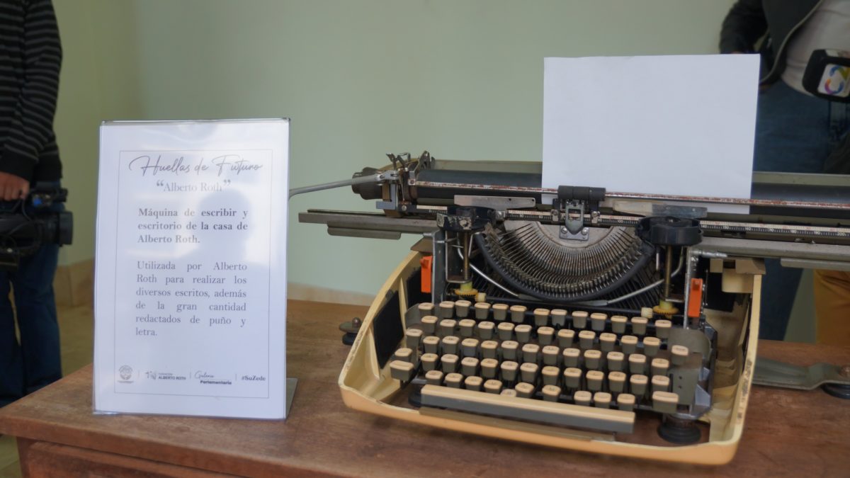 Inauguraron la muestra "Huellas de Futuro" en honor a Alberto Roth en la Legislatura misionera 5 10 - Inauguraron la muestra Huellas de Futuro en honor a Alberto Roth en la Legislatura misionera 4 - 9