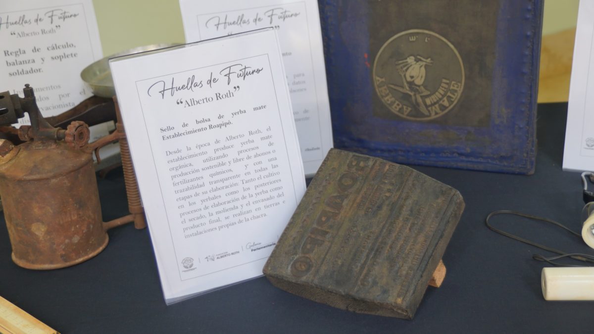 Inauguraron la muestra Huellas de Futuro en honor a Alberto Roth en la Legislatura misionera 5 - 7