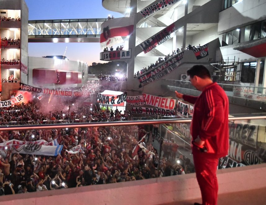 Los hinchas de River hicieron un banderazo en la previa de la revancha ante el Mineiro