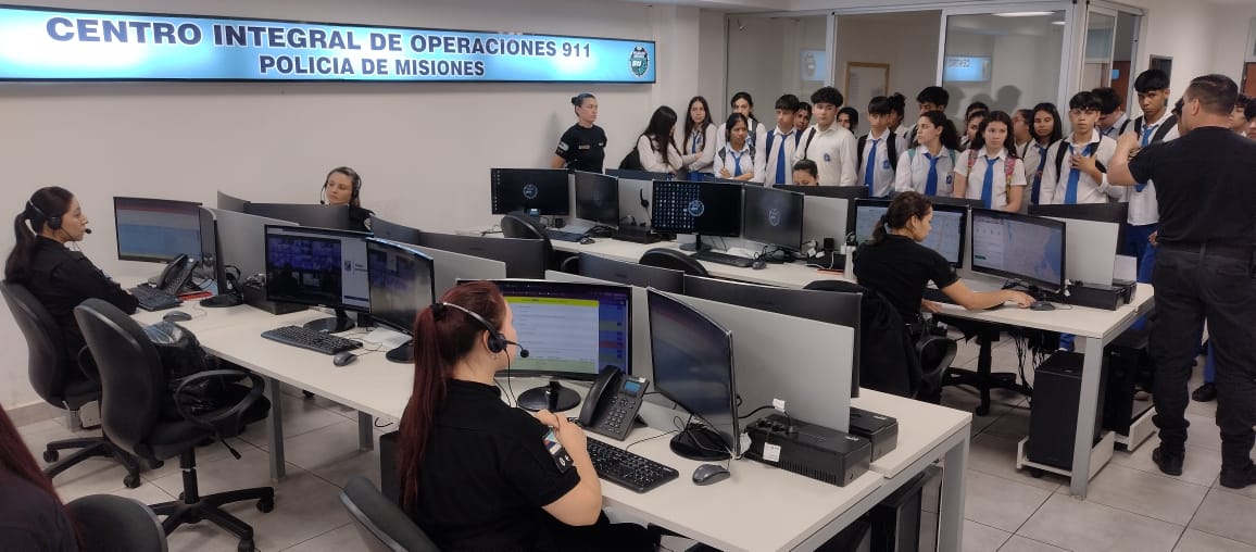 Los niños y jóvenes conocen los servicios y tecnología de la Policía de Misiones