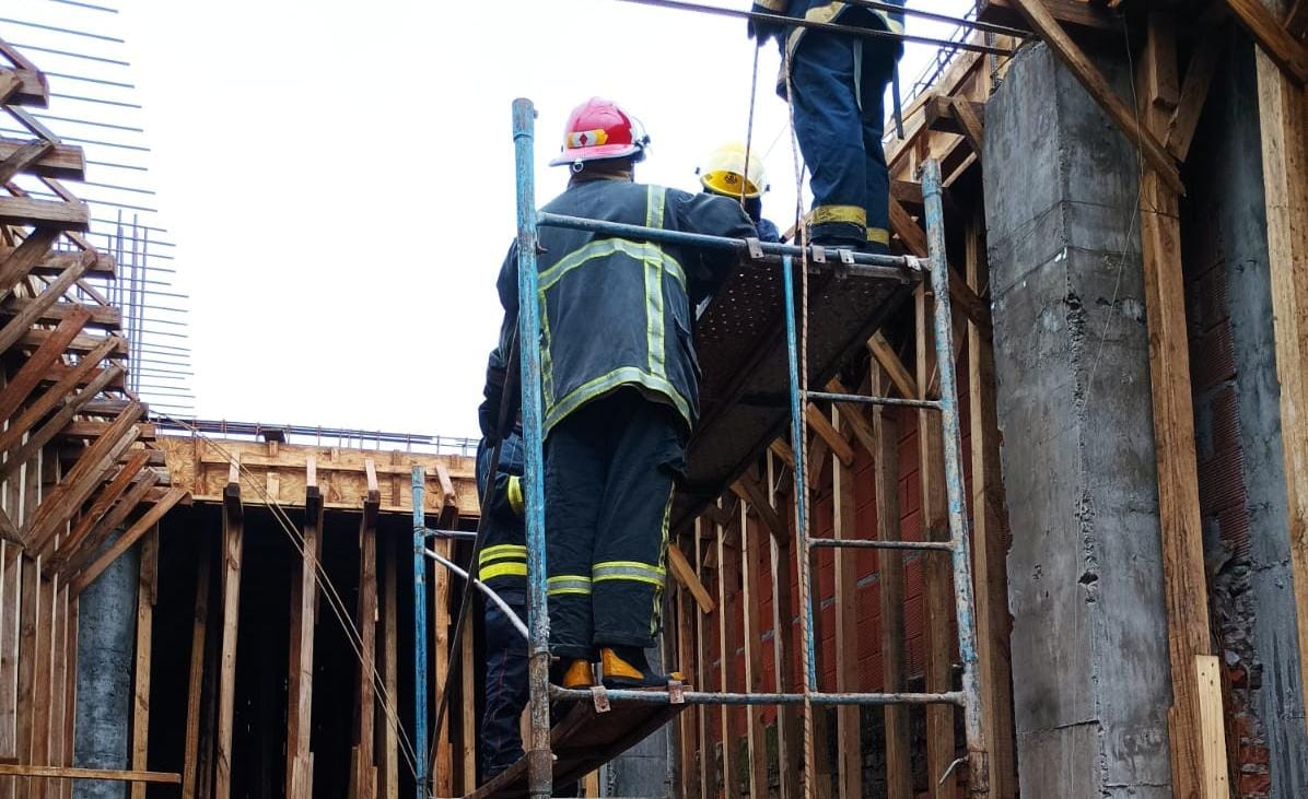 Un obrero falleció y otro quedó lesionado tras recibir una descarga eléctrica en una construcción