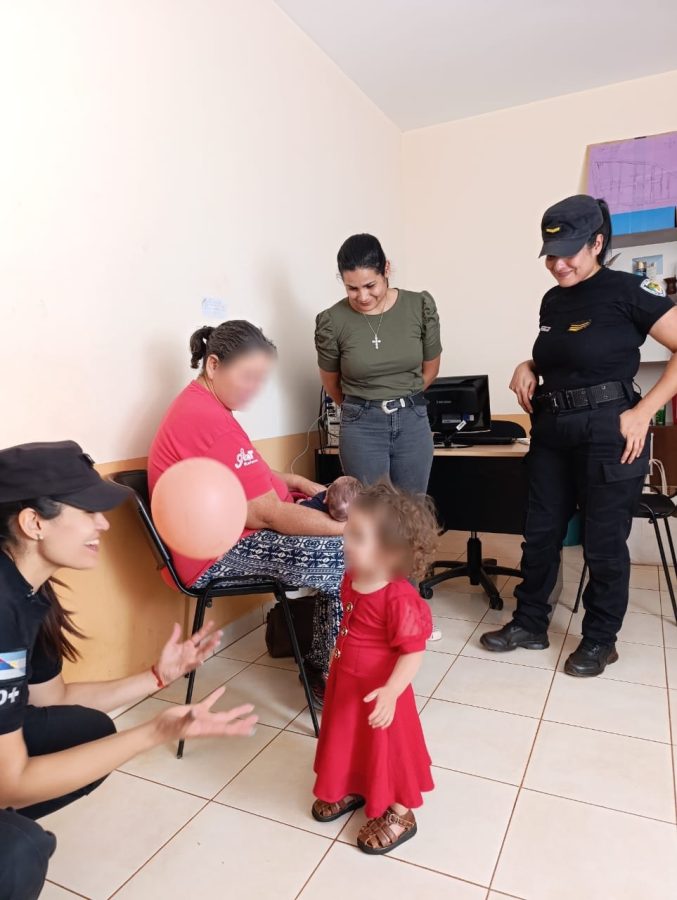 Policías y vecinos se unen para brindar ayuda a hermanitos rescatados en Campo Viera
