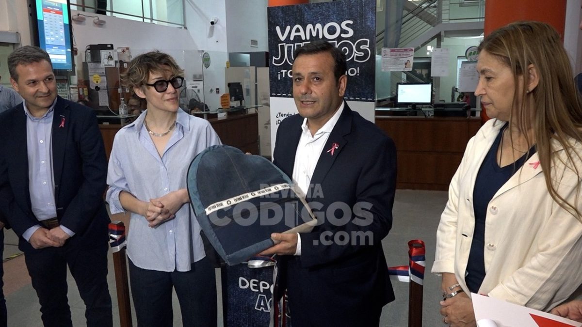 De ropa a mochilas: habilitaron un buzón verde para reciclaje de jeans en la Legislatura