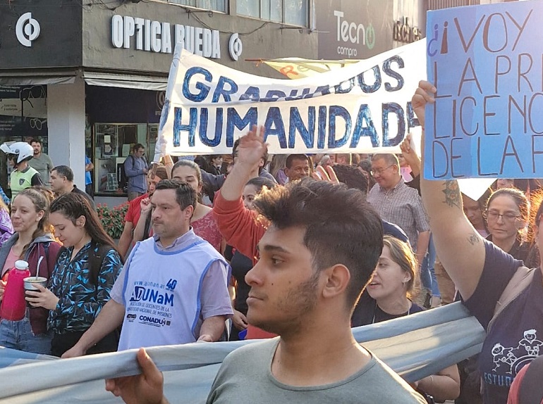 Cientos de personas marcharon en Posadas en defensa de la educación pública