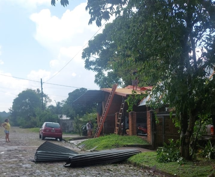 Fuerte temporal azotó a Montecarlo y hay más de 120 viviendas afectadas