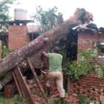 Municipio, Provincia y vecinos asisten a familias afectadas por el temporal en Montecarlo