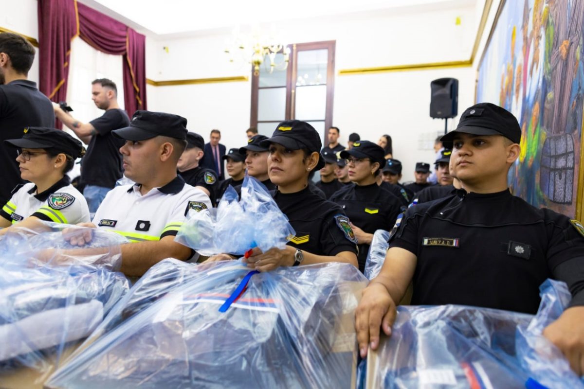 Entregaron 10 mil uniformes a la Policía de Misiones