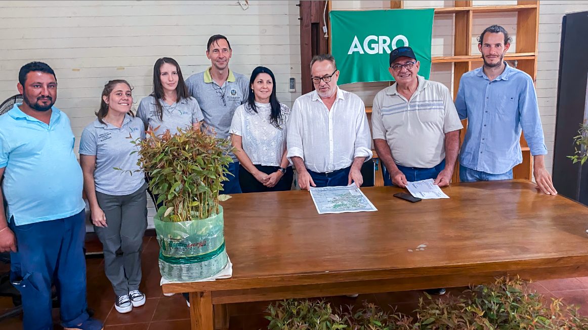 Misiones continúa potenciando la producción forestal y el cuidado del ambiente con entregas de Eucaliptos