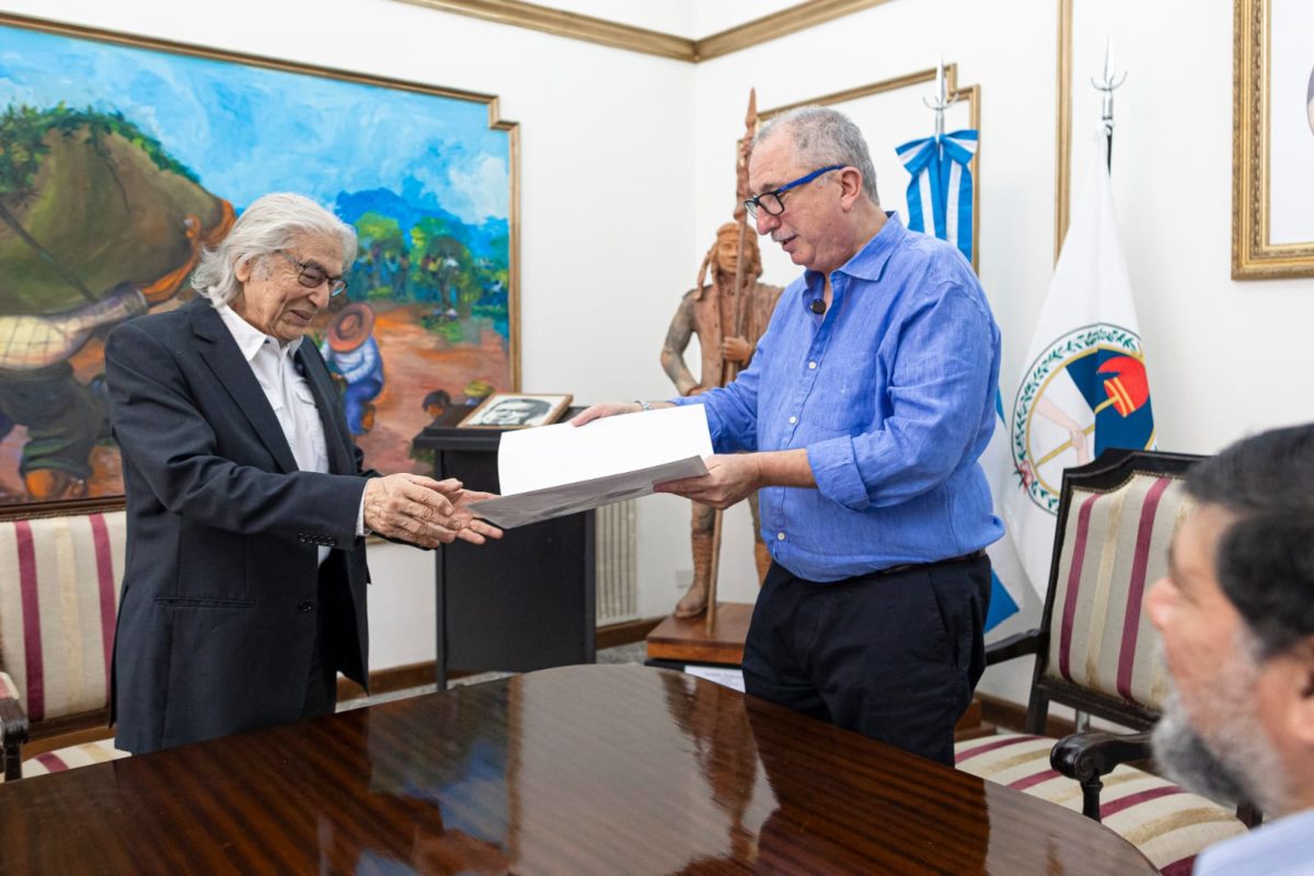 Passalacqua recibió un retrato de Artigas y rindió homenaje al acordeonista Raúl Barboza