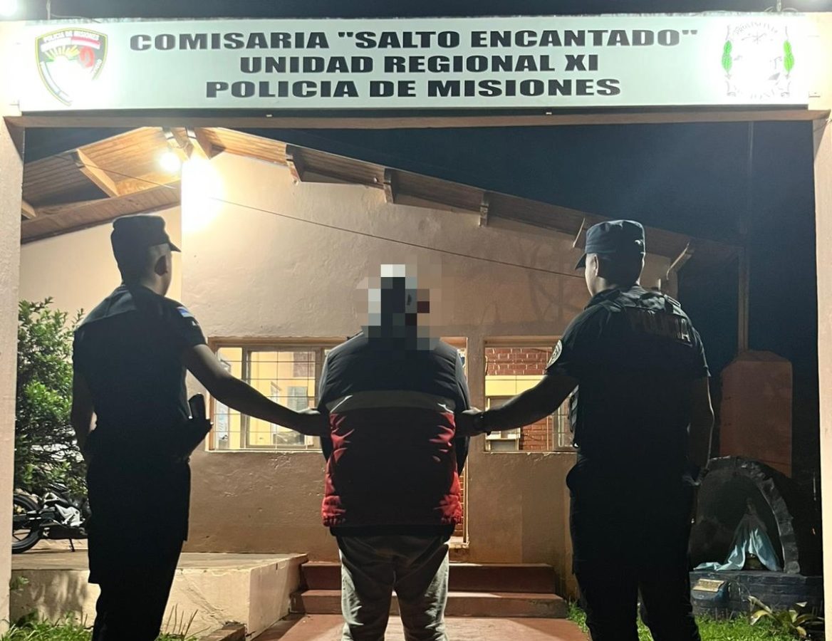 Un hombre fue detenido en Salto Encantado por intentar asfixiar a su perro y romperle una pata