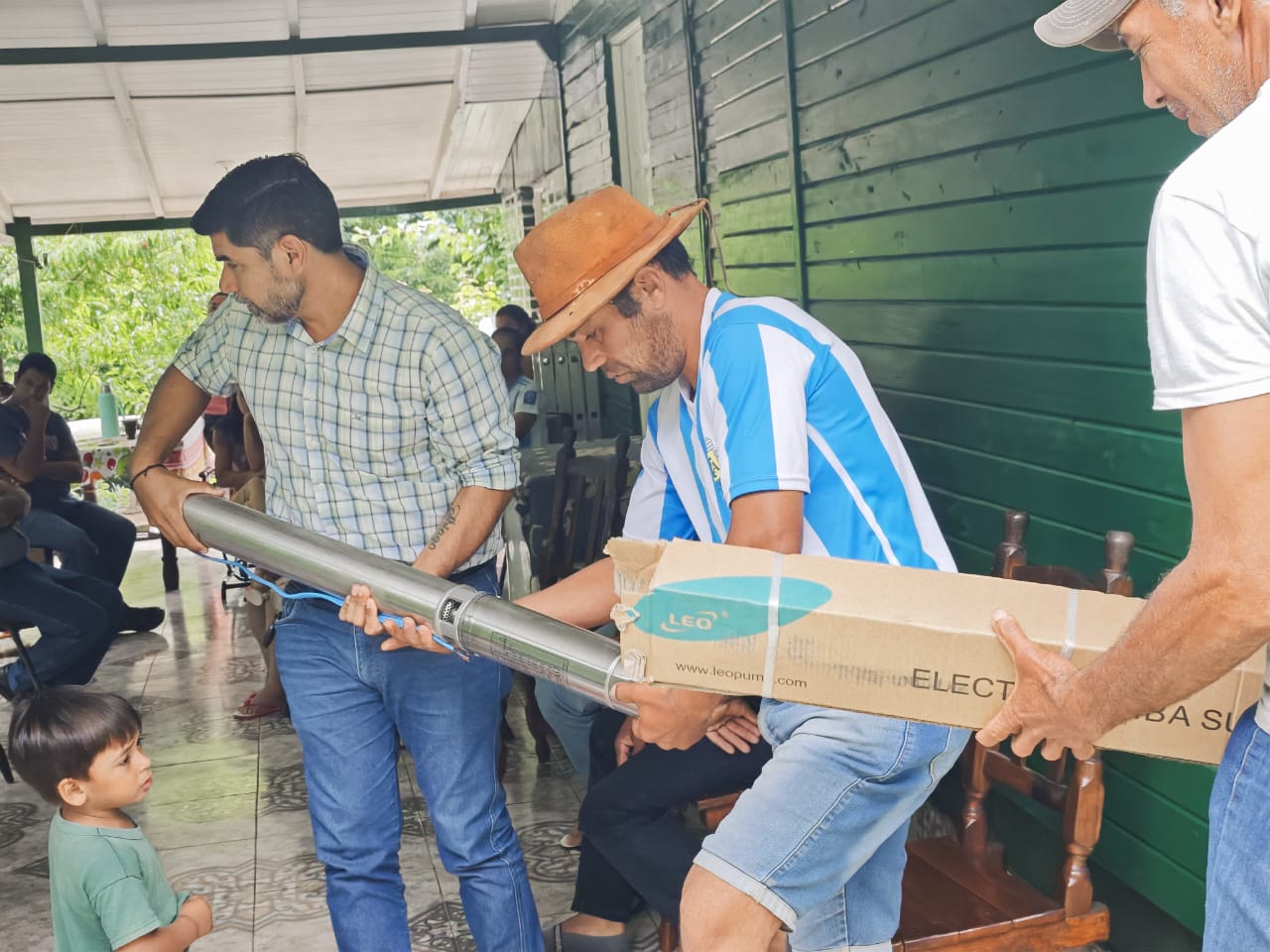Vecinos de San Vicente recibieron una bomba de agua potabilizadora que abastecera a varias familias 6 - 5
