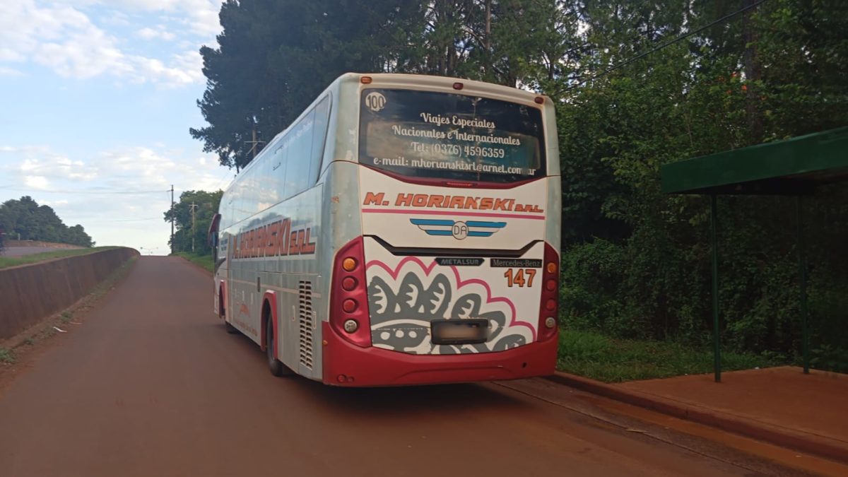 Choque entre colectivo y un vehículo utilitario terminó sin lesionados en Garupá