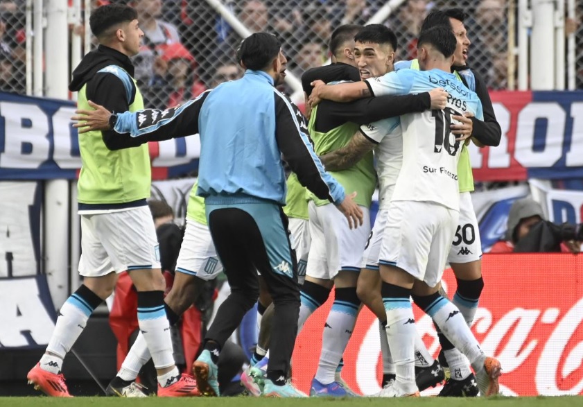 Racing venció a San Lorenzo y quedó a tres puntos de Vélez