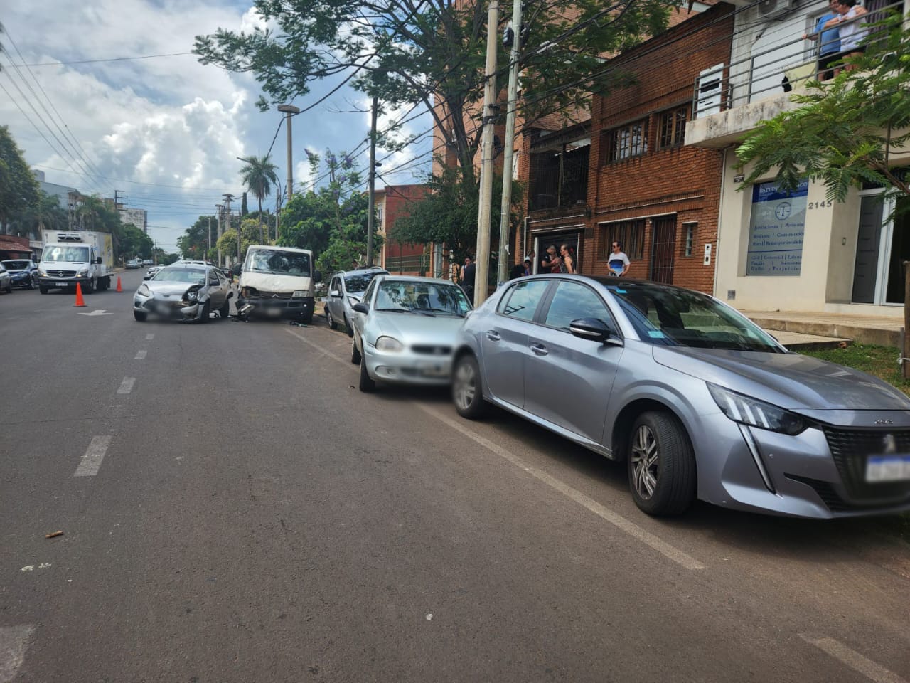 Siniestro vial dejó como saldo un lesionado y varios daños materiales en Posadas