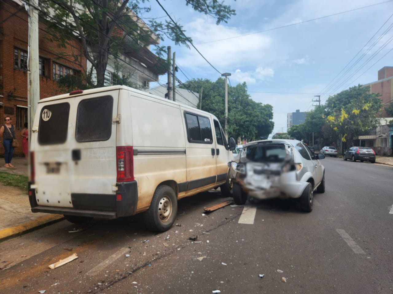 Siniestro vial dejó como saldo un lesionado y varios daños materiales en Posadas imagen-6