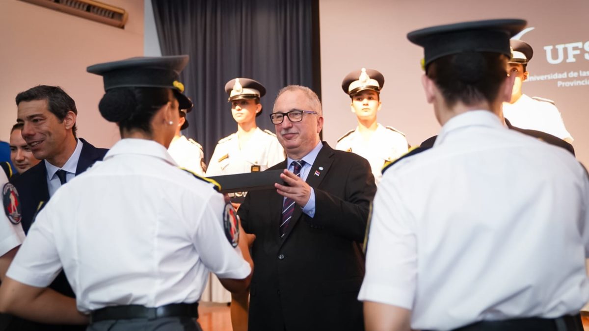 Passalacqua encabezó la graduación de oficiales de la Policía y el Servicio Penitenciario Provincial