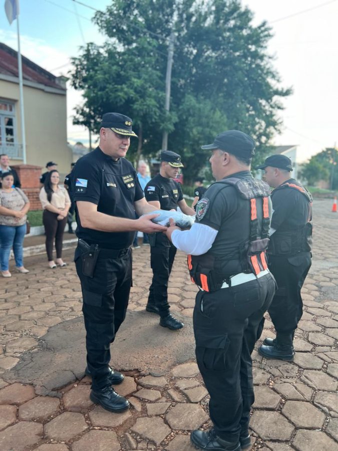 Jefatura realizo una entrega masiva de uniformes en la Unidad Regional VI de Alem 1 - 1