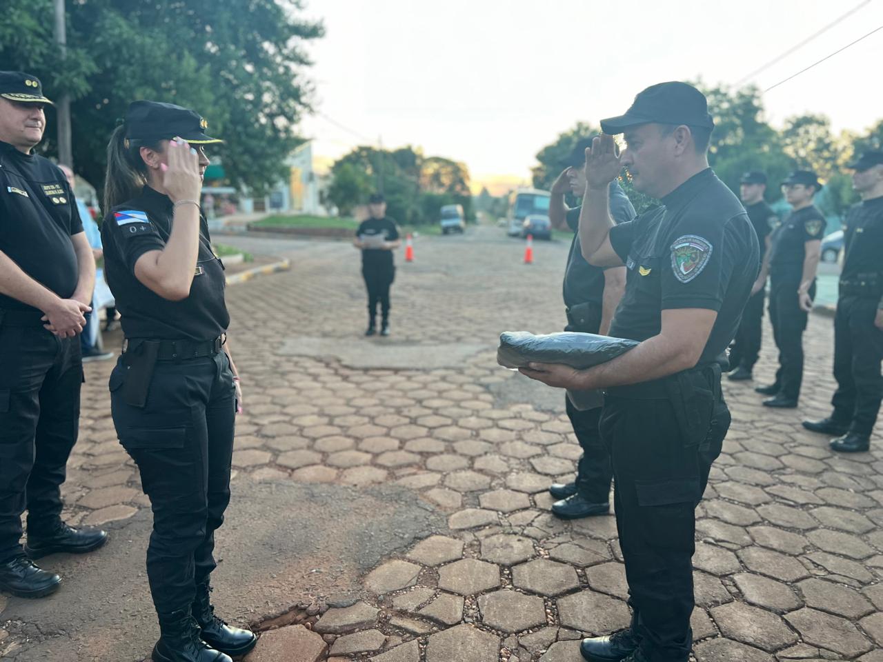 Jefatura realizo una entrega masiva de uniformes en la Unidad Regional VI de Alem 3 - 5