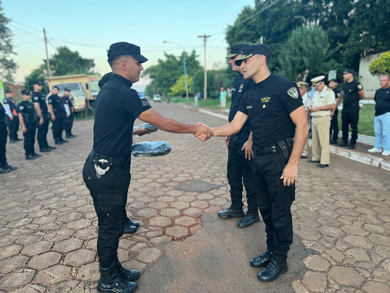 Jefatura realizo una entrega masiva de uniformes en la Unidad Regional VI de Alem 4 - 3