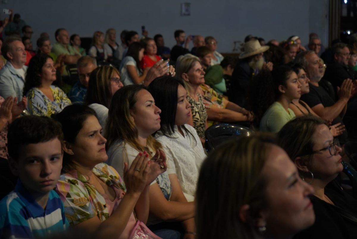 Alem celebró 98 años de historia y tradición con reconocimientos y un show