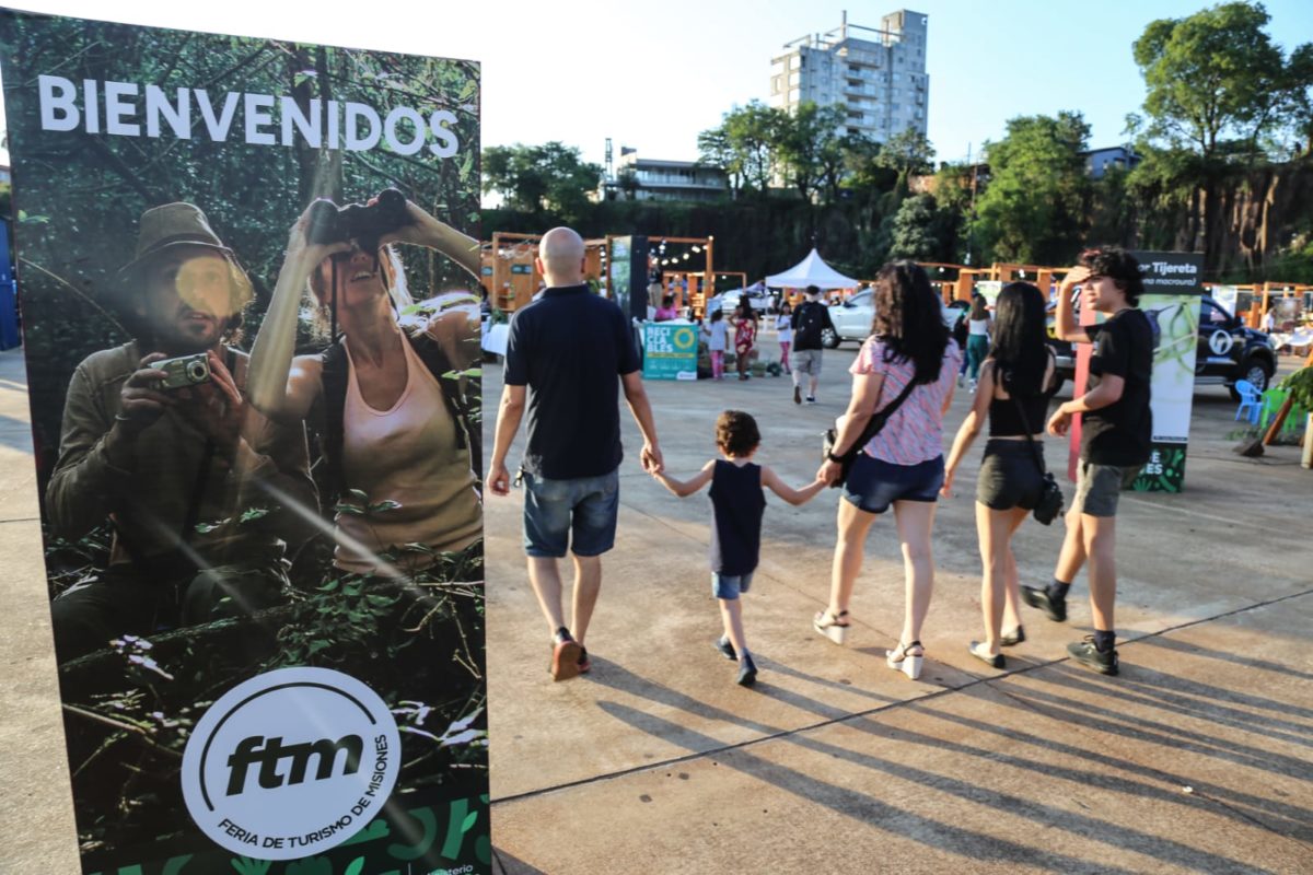 Passalacqua recorrió la Feria Provincial de Turismo en la Costanera posadeña